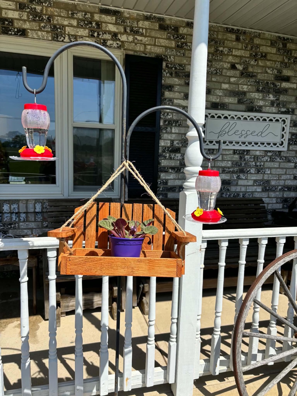 Hanging porch planter, rope-suspended